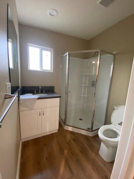 Complete bathroom - 6014 Lincoln Ave