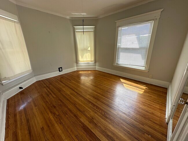 Building Photo - 138 W Beard Ave