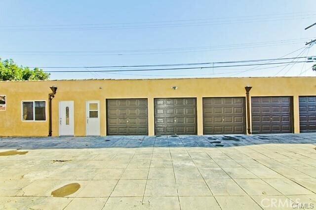 Building Photo - 626 W 59th Pl