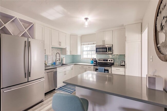 Building Photo - 688 CONSTANCE Rd