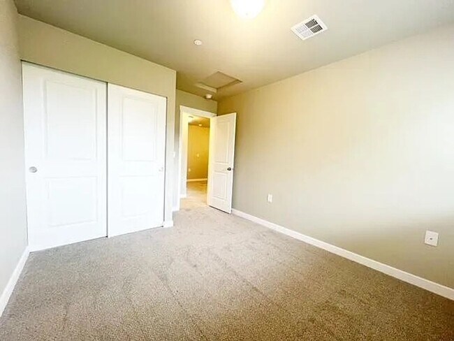 Building Photo - Modern 3BR / 2.5BA Townhome in Port Orchard – Spacious, Bright, and Conveniently Located