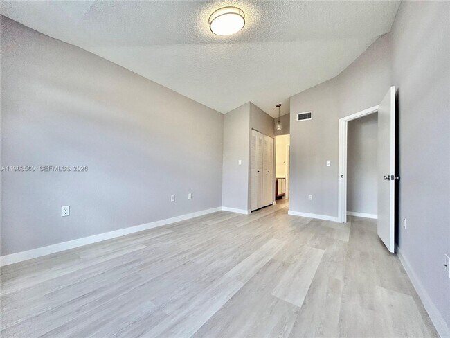 Building Photo - 2811 N Oakland Forest Dr