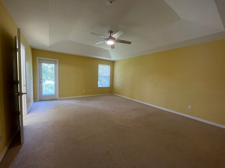 Building Photo - 9805 Portofino Dr