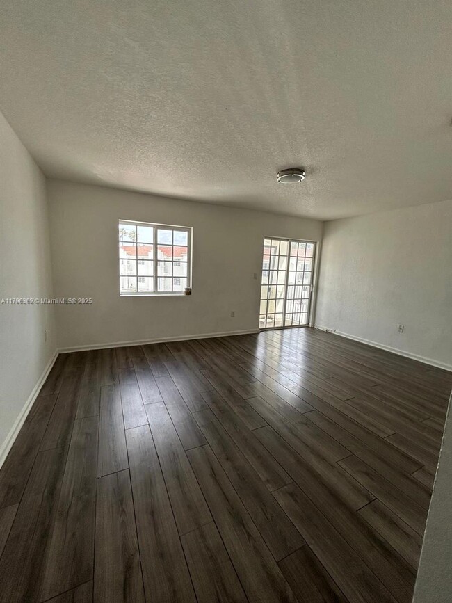 Building Photo - 127 SW 6th Ln