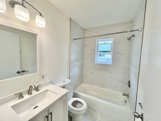 Building Photo - Upstairs 2 Bedroom Apartment with Arched D...
