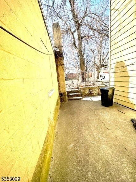 Building Photo - 10 Cedar Alley