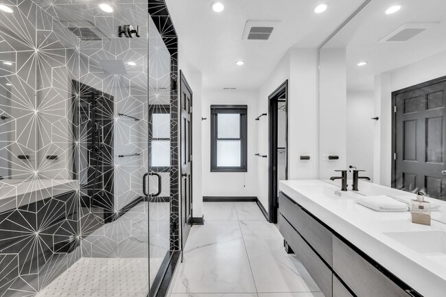 Building Photo - 15160 W Oak Spring Rd