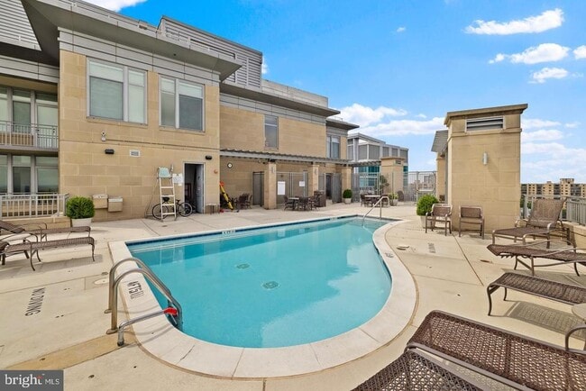 Building Photo - 8220 Crestwood Heights Dr