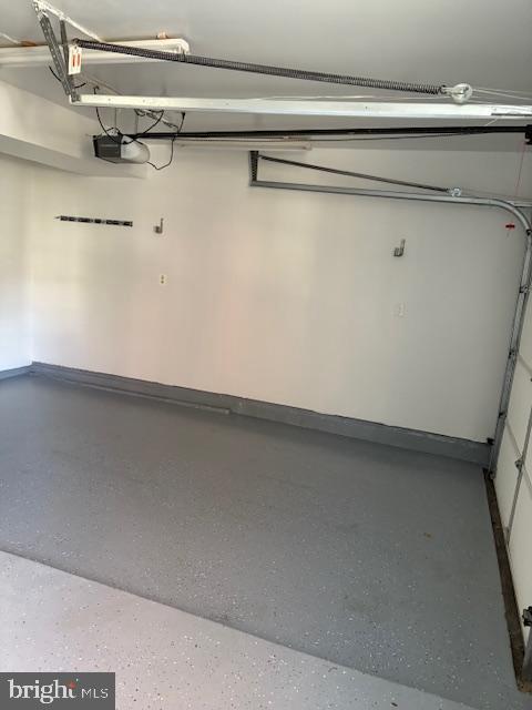 Building Photo - 6135 Rainbow Dr