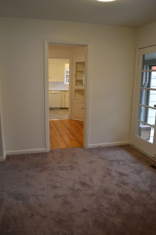 Building Photo - Quaint two-bedroom charmer in Northeast Salem