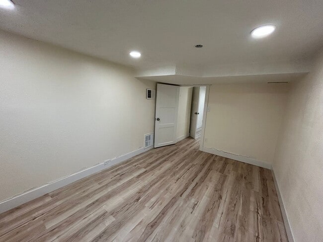 Building Photo - Angulo 421 S Duplex