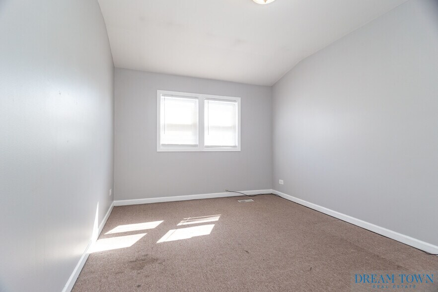 Building Photo - 1148 W Addison St