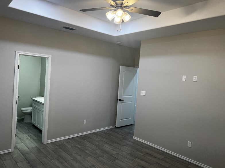 Building Photo - 5908 Sandpiper Ave