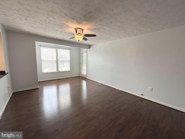 Building Photo - Beautiful 2bd 2bth mid level condo featuri...