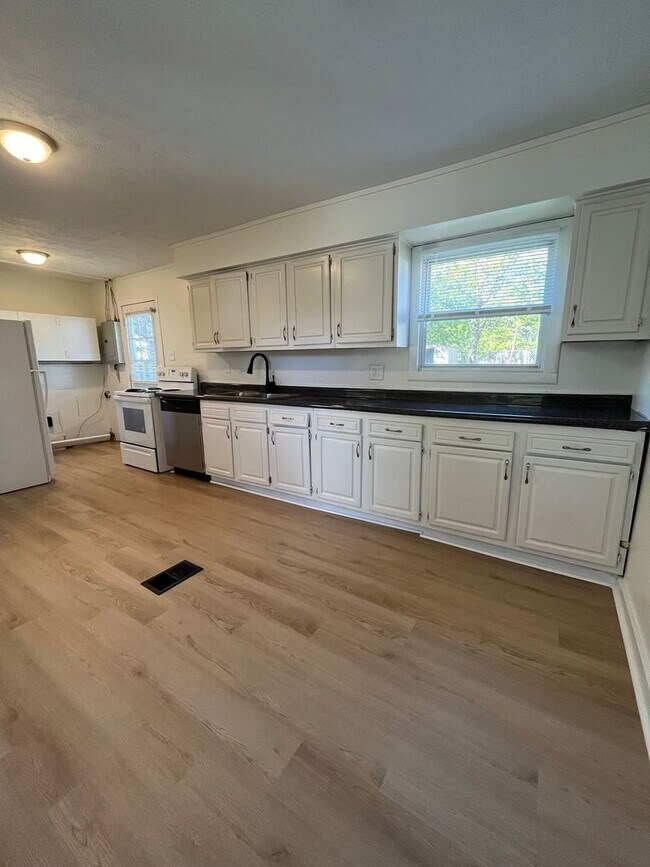 Building Photo - 3 Bedroom 1.5 Bathroom Home with Fenced in...