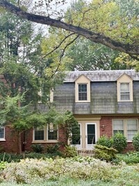 Building Photo - Updated 1BR/1BA 2-level TH in great location