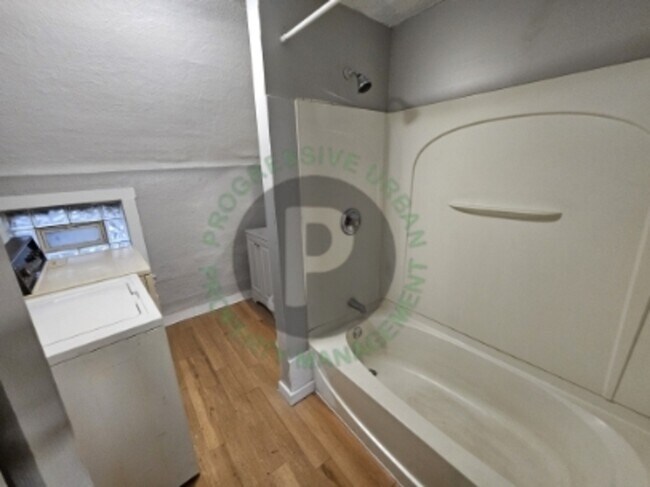 Building Photo - 4067 E 57th St