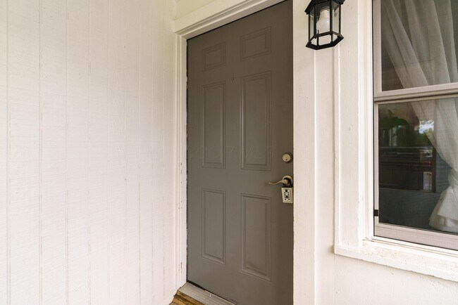 Building Photo - 2220 Sale Rd