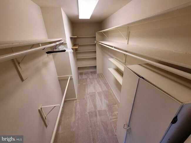Building Photo - 605 Admiral Dr