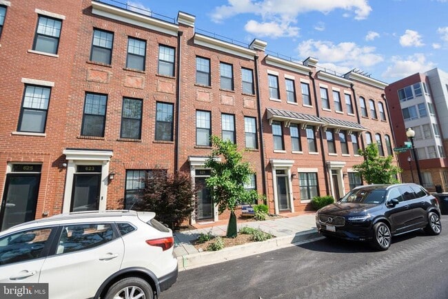 Building Photo - 621 Parkside Pl NE