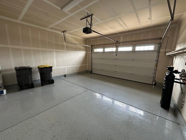 Building Photo - Stunning Lakefront River Islands Home