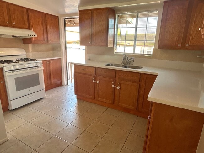 Building Photo - 608 N Orange Ave