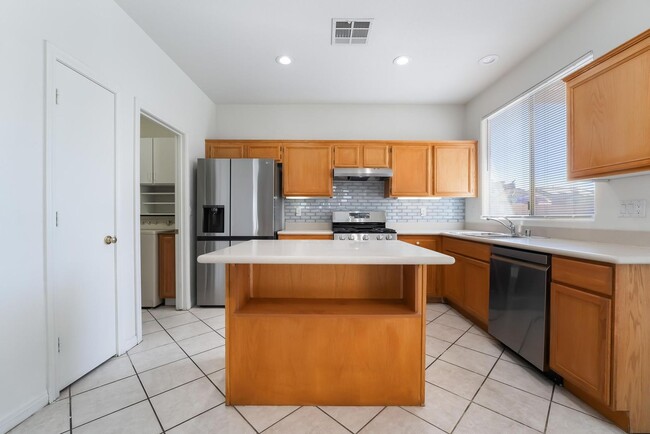 Building Photo - 3 bedroom, 2.5 bathroom, Summerlin Home, L...