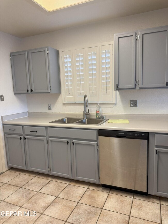 Building Photo - 6909 Canyon Run Dr