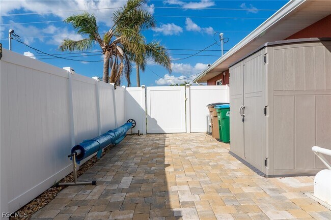 Building Photo - 2208 Viscaya Pkwy