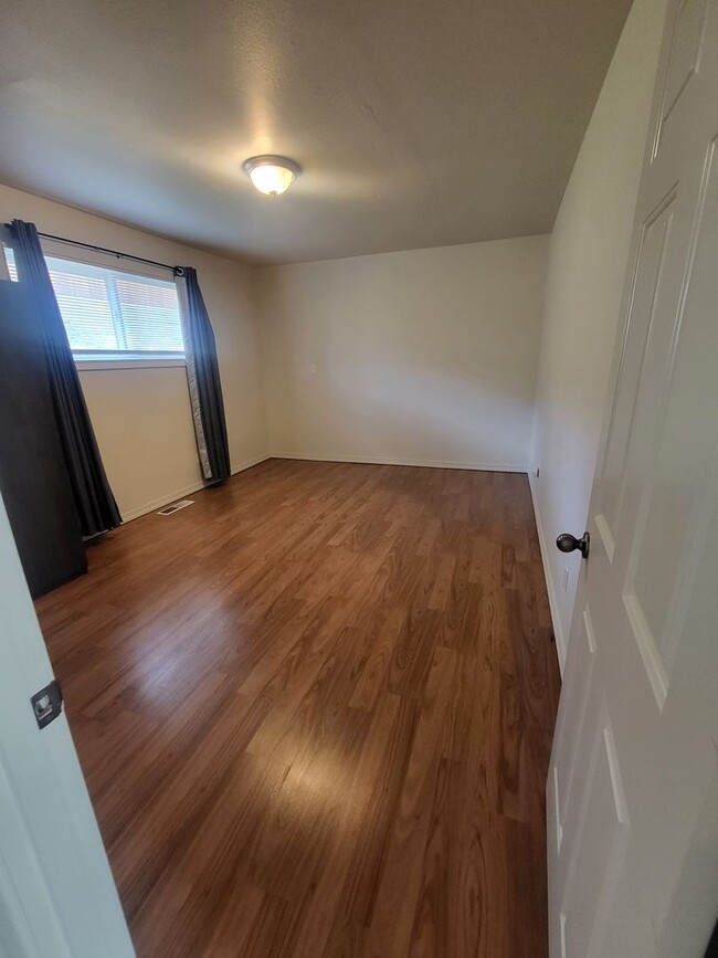 Building Photo - 2 bedroom 2 bath for rent in the NW Area o...