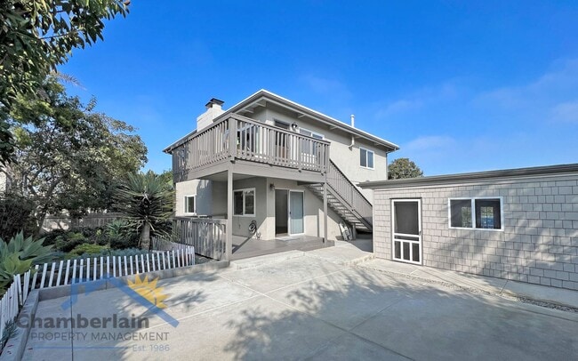 Building Photo - 2 Bedroom/1 Bathroom Coastal Leucadia Duplex!