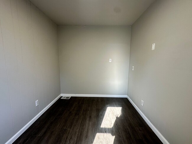 Building Photo - Five Bedroom House Available in Battle Creek