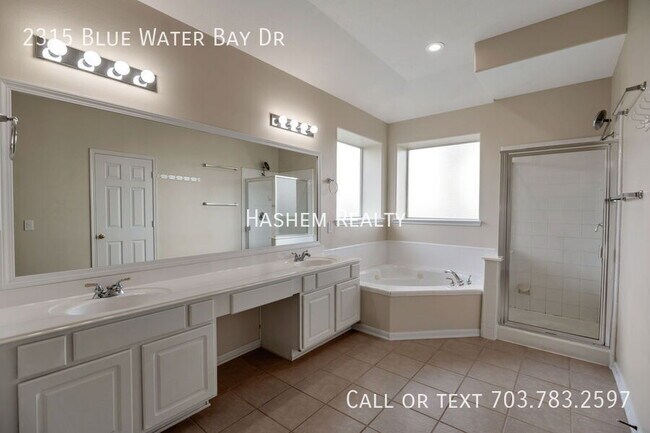 Building Photo - 2315 Blue Water Bay Dr