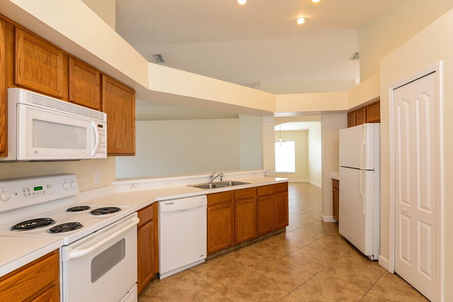 Building Photo - 30629 Midtown Ct