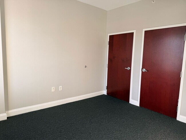 Building Photo - 210 Farmington Ave