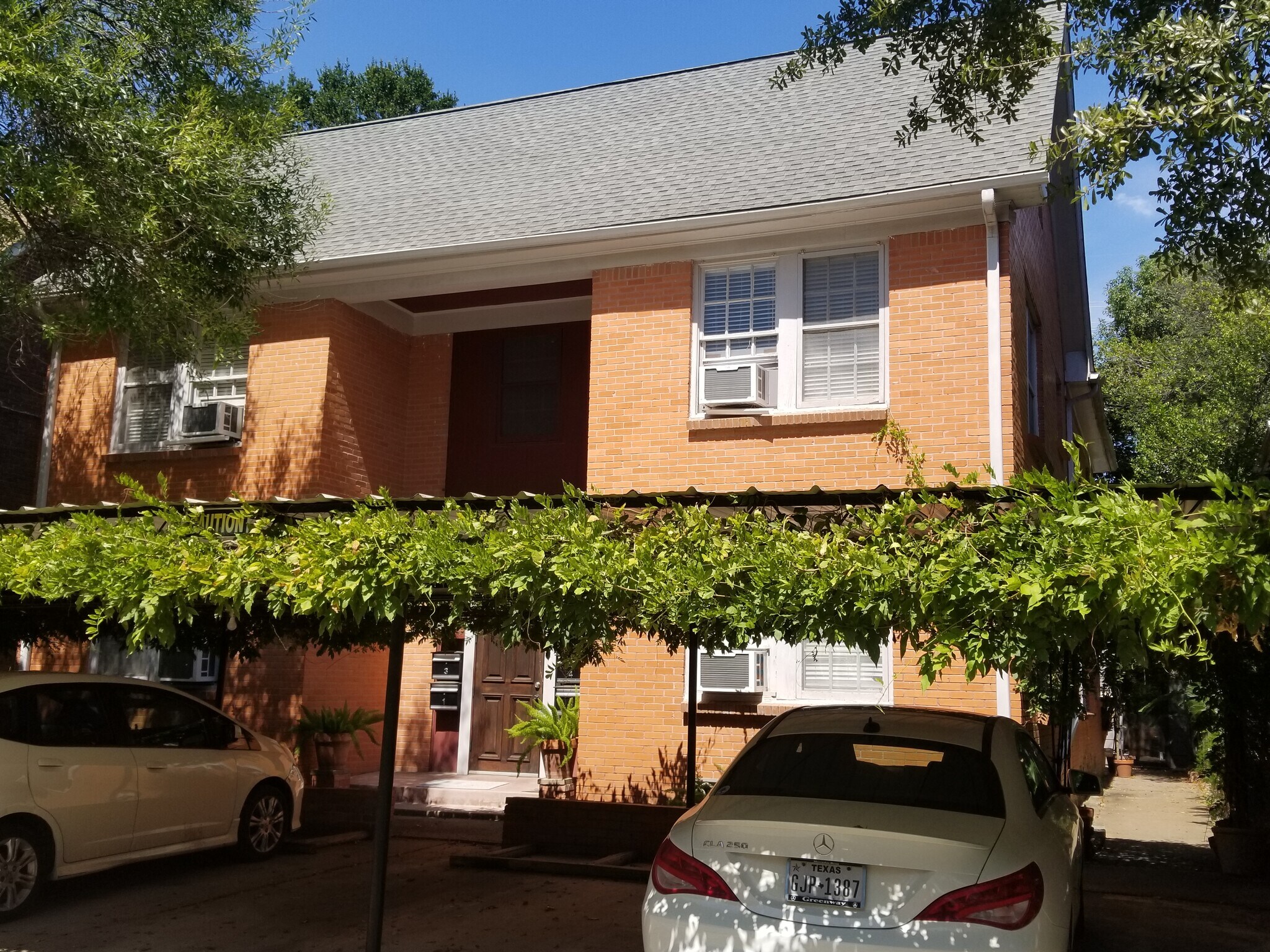 Front of Building - 1806 Banks St