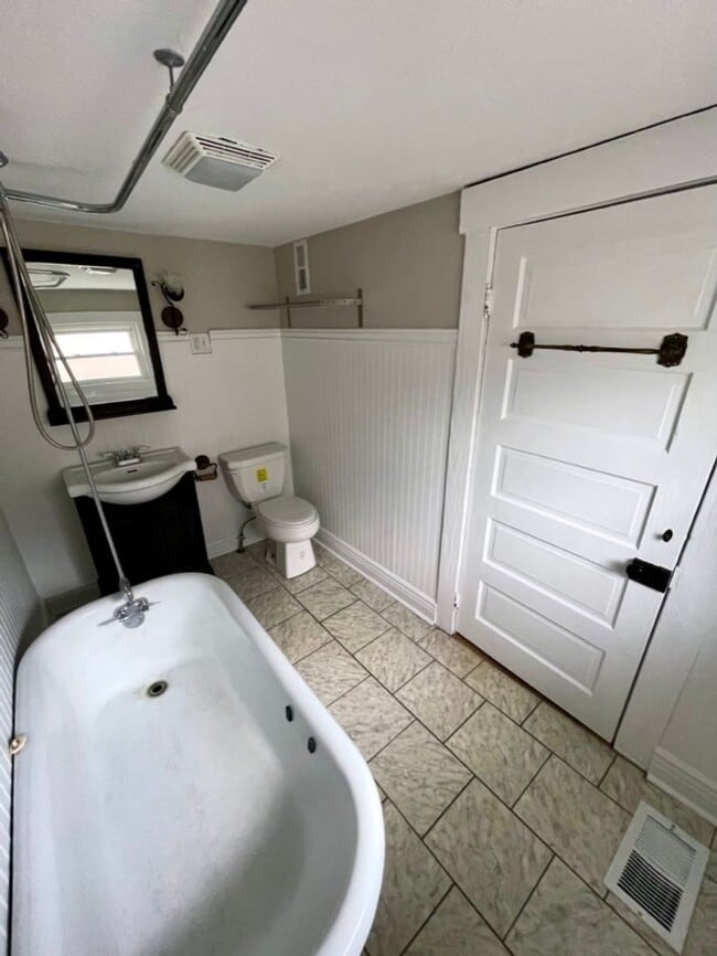 Building Photo - Spacious 3Bd; 1Ba Single Family Home