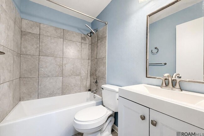 Building Photo - 536 Fountainbleau Dr