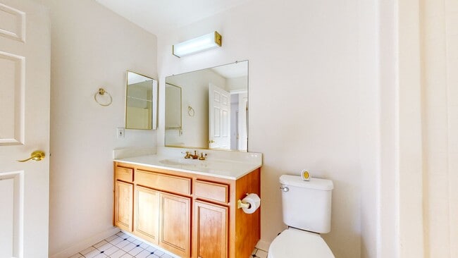Building Photo - Bright first floor 2 bedroom with washer &...