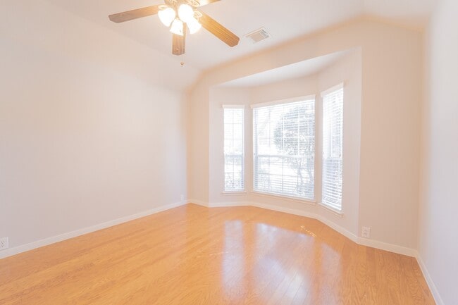 Building Photo - 2910 Sandleigh Dr