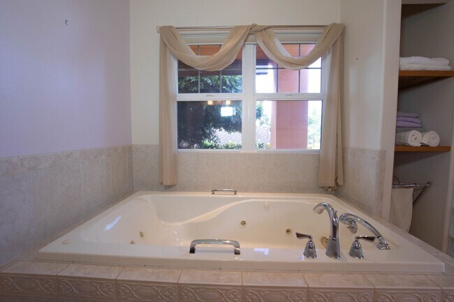 Building Photo - Kahana Ridge – Three Bedroom, Three Bathro...