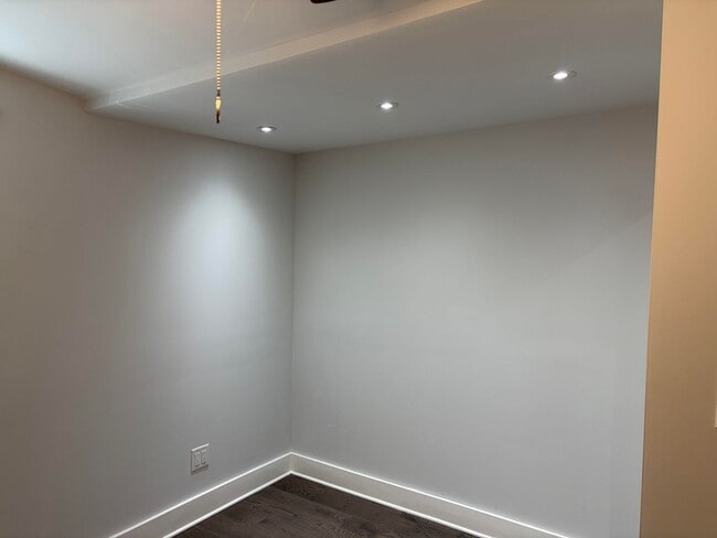 Building Photo - Modern 2- Story Townhome with Fenced in Ba...