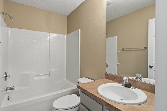 Building Photo - 1014 Towne Pk E Dr