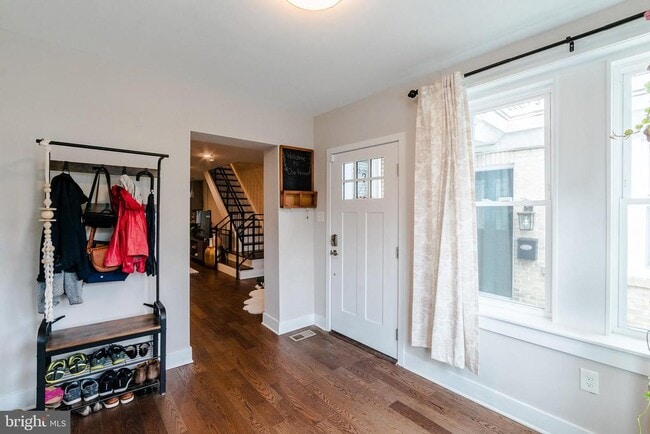 Building Photo - 4841 Larchwood Ave