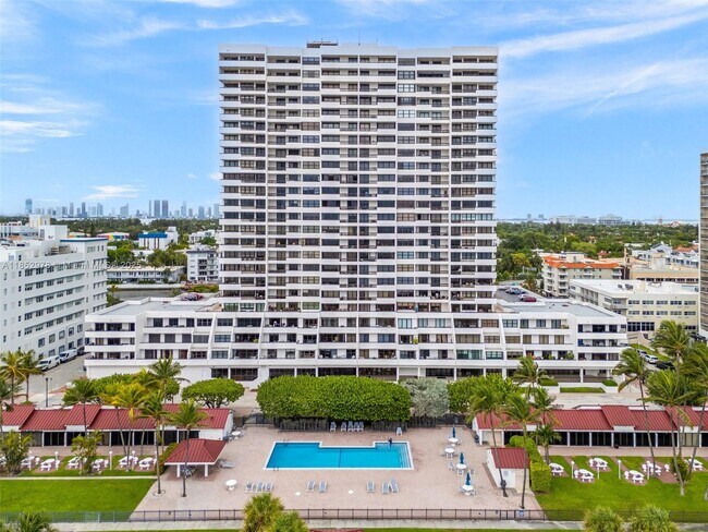 Building Photo - 2555 Collins Ave
