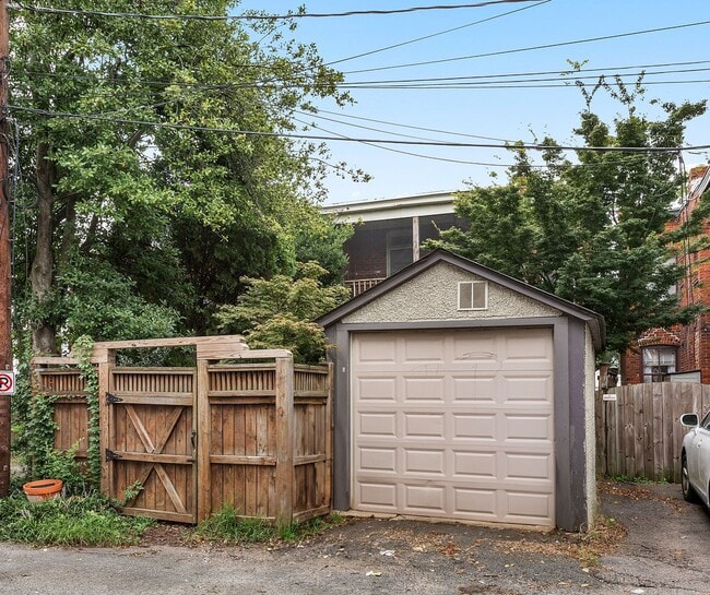 Building Photo - FAN DISTRICT HOME WITH 3 BEDROOMS AND 3 FULL BATHS