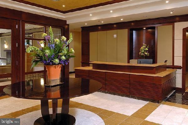 Building Photo - 888 N Quincy St