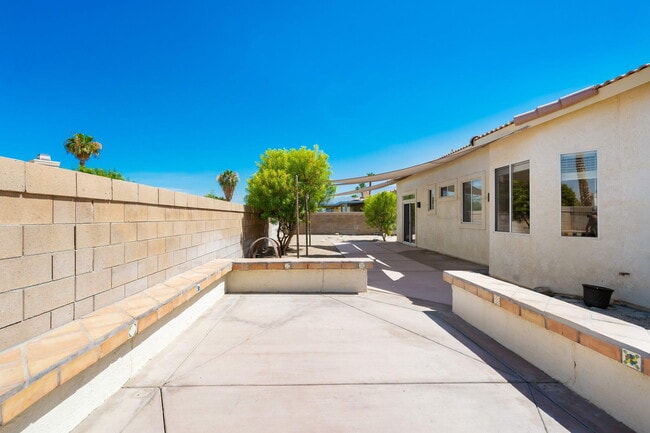 Building Photo - 45160 Debbie Dr