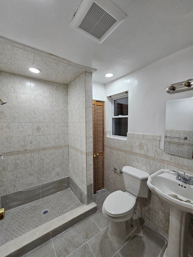 Building Photo - 7411 Park Ave