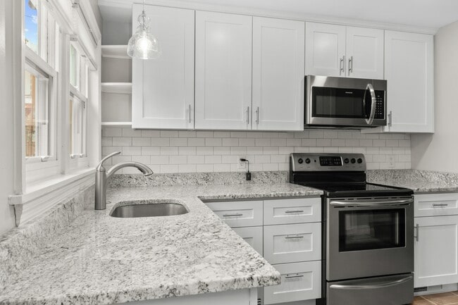 Building Photo - 1524 E Clement St